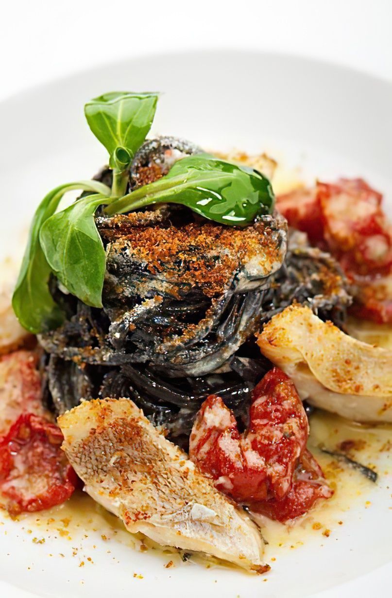 Filets de rouget et pâtes à l'encre de seiche