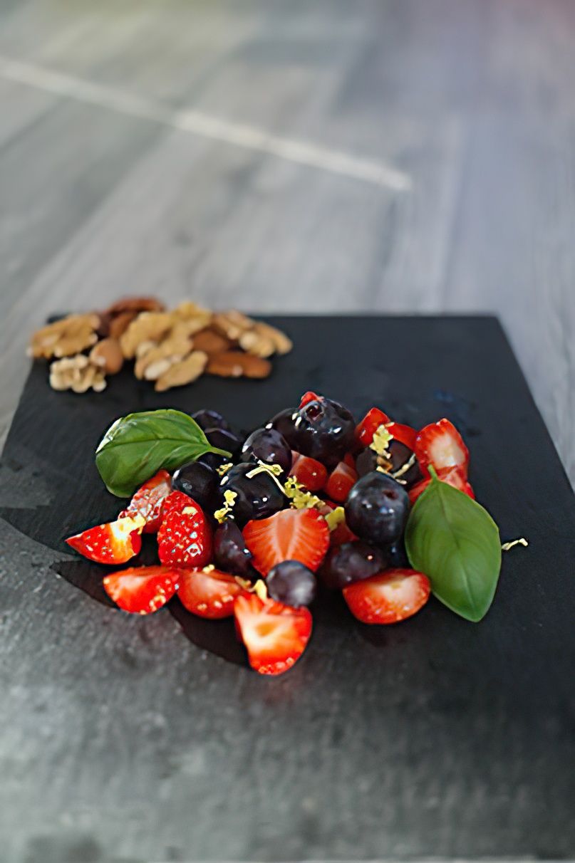 Salade raisin, fraise au gingembre et basilic